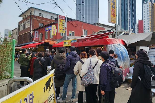 28일 낮 12시쯤 서울 동대문구 경동시장의 한 순대 도매 가게. 오후 1시30분쯤 대기인원이 50명까지도 늘어났다. /사진=김미루 기자