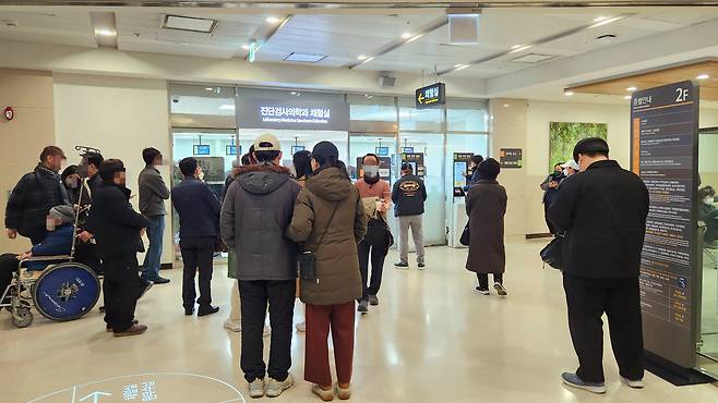 오전 7시 30분께 서울 신촌 세브란스 암병원 체혈실 앞에 환자들과 보호자들이 대기하고 있다. 안효정 기자