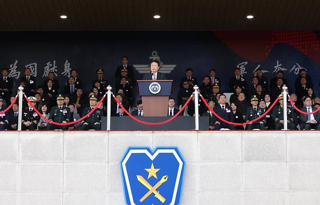 윤석열 대통령이 28일 충북 괴산군 육군학생군사학교에서 열린 2024년 학군장교 임관식에서 축사를 하고 있다. [연합]