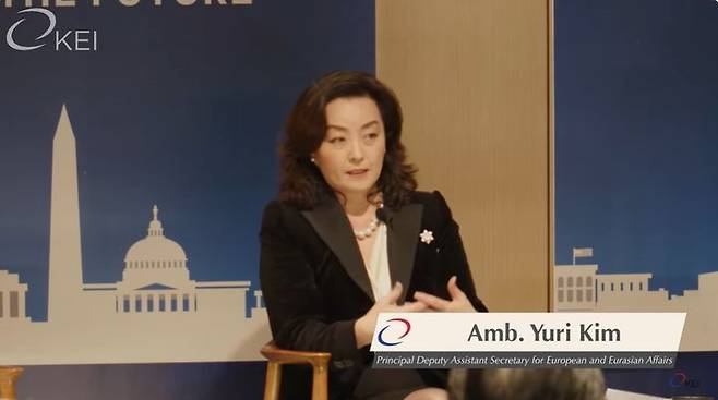[워싱턴=뉴시스]한국이 러시아 침공에 맞서고 있는 우크라이나에 더 많은 국방물자를 지원하길 바란다고 유리 김 국무부 유럽 및 유라시아 담당 수석 부차관보가 26일(현지시간) 한미연구소(ICAS) 온라인 심포지엄에서 밝혔다. 사진은 김 부차관보가 지난해 12월11일 한미경제연구소(KEI)가 주최한 '한미 동맹 70주년 : 공공외교를 통한 지평 확대' 세미나에서 발언하고 있다. (사진 = KEI 영상 캡쳐). 2024.02.27 *재판매 및 DB 금지