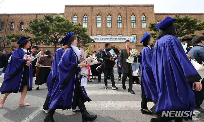 [서울=뉴시스] 최진석 기자 = 지난 27일 서울 종로구 서울대학교 의과대학 행정관에서 열린 서울대 의대 2023학년도 전기 의과대학·대학원 학위수여식에 졸업생들이 참석하고 있다. 2024.02.27. myjs@newsis.com