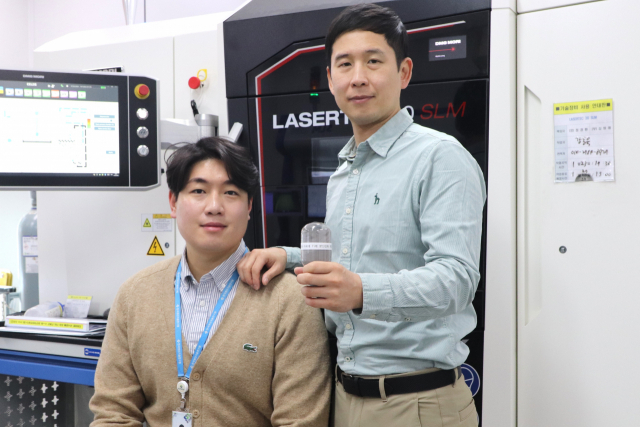 차세대 티타늄(Ti) 합금분말 제조기술을 개발한 한국생산기술연구원 박형기(오른쪽) 수석연구원과 임현태(왼쪽) 연구원. 사진제공=한국생산기술연구원