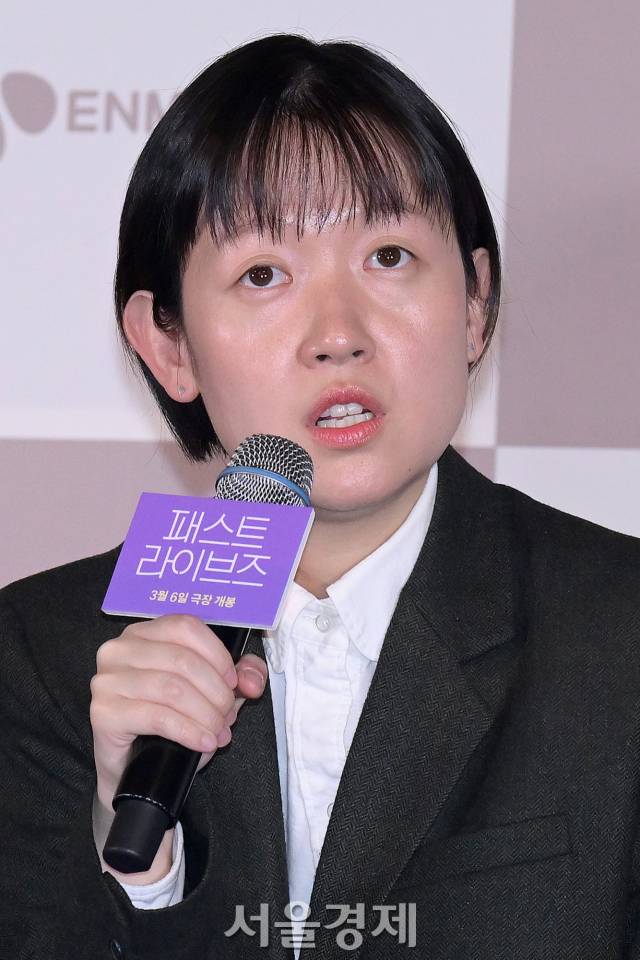 셀린 송 감독이 28일 오후 서울 용산구 CGV 용산아이파크몰에서 진행된 영화 ‘패스트 라이브즈’(감독 셀린 송) 언론배급시사회 및 기자간담회에서 소감을 말하고 있다. 김규빈 기자