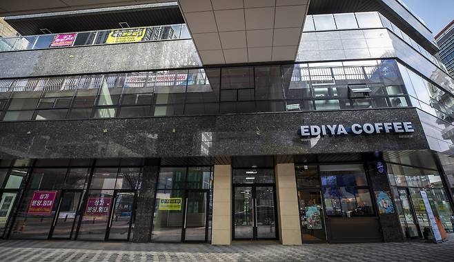 경기도 파주시에 위치한 한 커피 전문점. 공실로 가득한 건물에서 유일하게 영업 중인 점포다. ⓒ시사IN 신선영