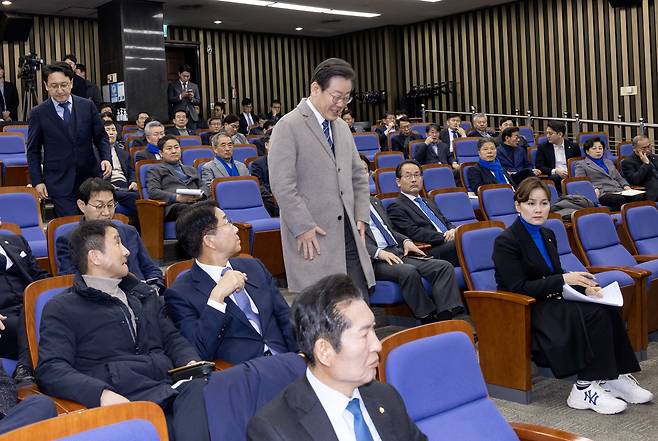 2월27일 국회에서 열린 더불어민주당 의원총회에서 이재명 대표가 참석해 자리에 앉고 있다. ⓒ시사IN 조남진