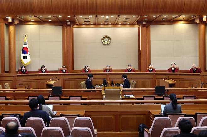 이종석 헌법재판소장을 비롯한 헌법재판관들이 28일 오후 서울 종로구 헌법재판소 대심판정에 자리하고 있다. ⓒ연합뉴스