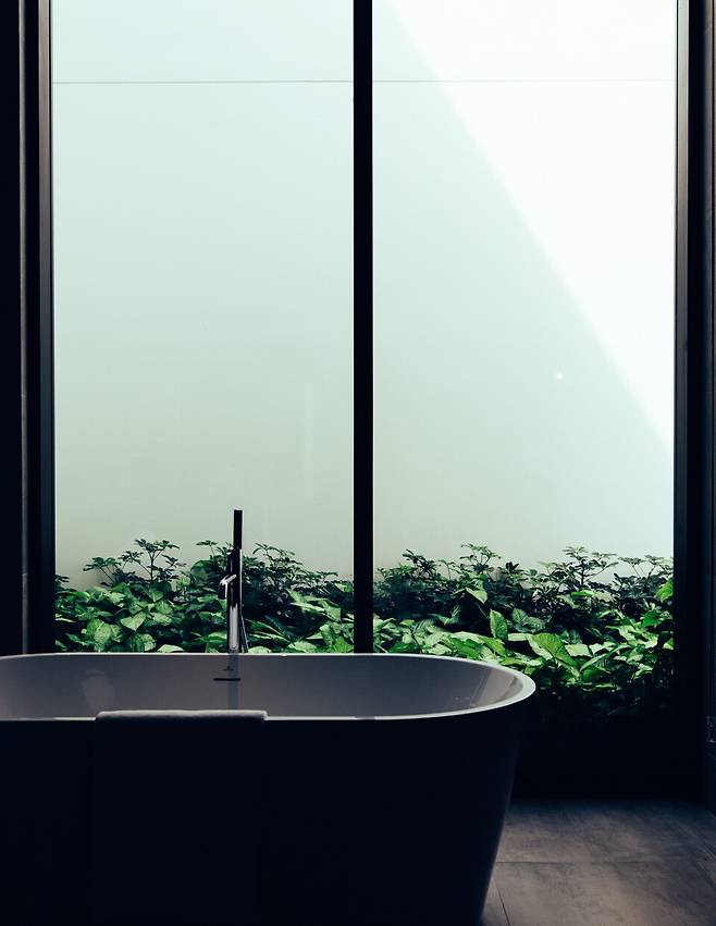 넉넉한 크기의 욕조. 욕실이 상당히 넓은 편이다