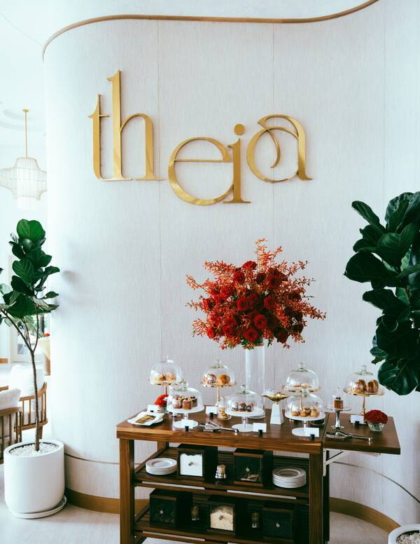 로비 바 라운지, 테이아.