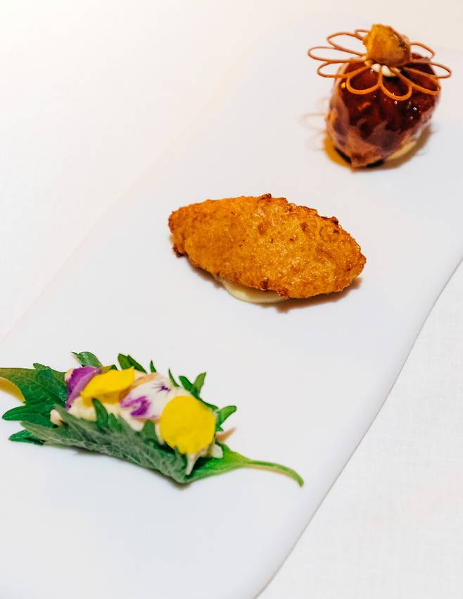 (왼쪽부터)시소잎으로 말은 맛조개와 야채, 성대 크로켓, 장어 크로켓