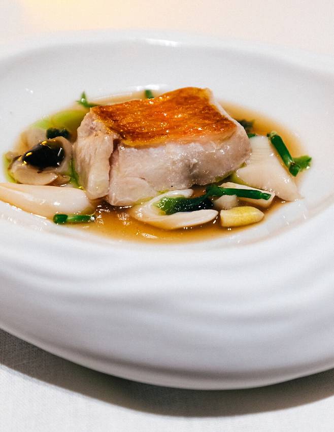 구운 금눈돔과 새조개 회