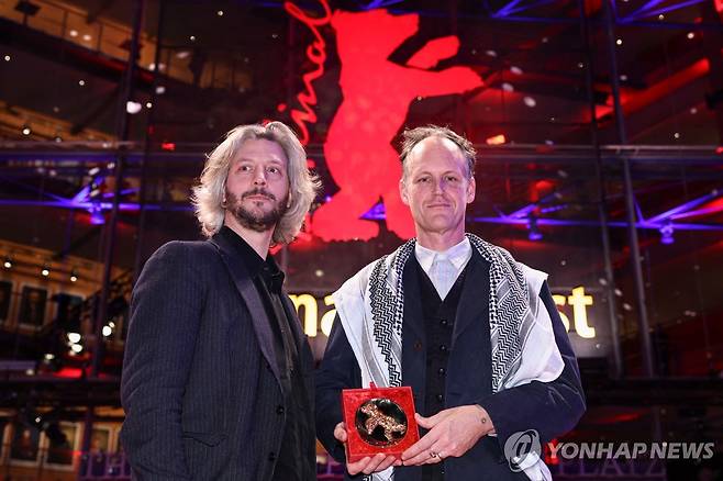 팔레스타인 전통 스카프 두른 벤 러셀 감독 [로이터 연합뉴스 자료사진. 재판매 및 DB 금지]