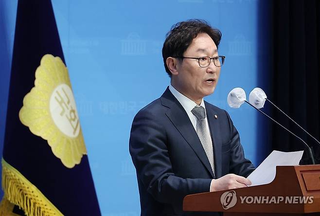 브리핑하는 박범계 민주당 중앙선관위원장 자료사진