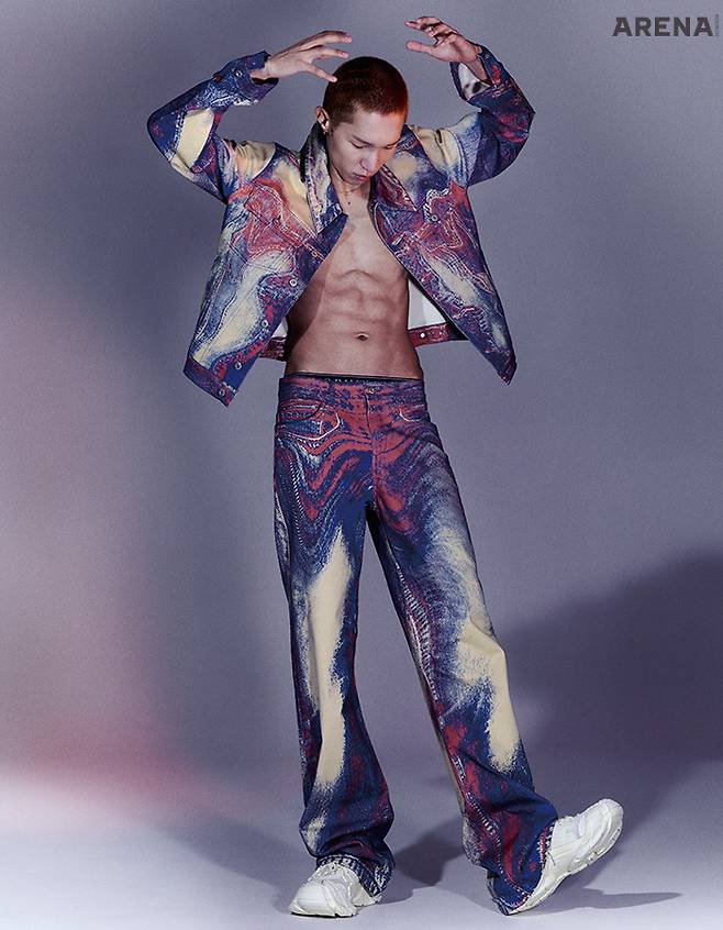 레드와 블루 컬러를 세련되게 믹스한 등고선 패턴 트러커 재킷·같은 패턴의 팬츠·크림색 스니커즈 모두 가격미정 캠퍼랩 제품.