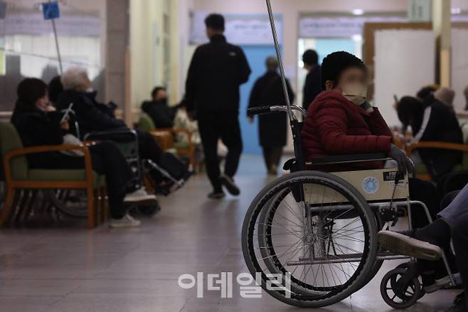 [이데일리 이영훈 기자] 정부의 의대 증원 방침에 반발해 주요 대형병원에서 전공의 집단 사직이 확산하는 가운데 26일 인천 한 병원에 환자와 보호자들이 접수를 하기 위해 기다리고 있다.