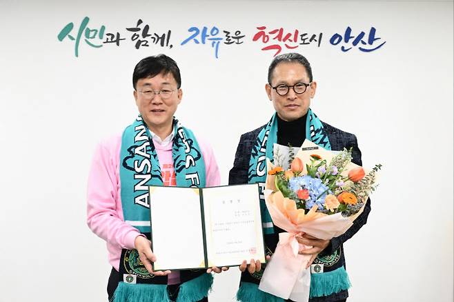 안산그리너스 대표이사로 부임한 안익수(오른쪽) 전 FC서울 감독이 이민근 구단주와 함께 기념촬영을 하고 있다. 사진=안산그리너스