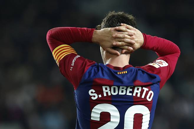 Barcelona's Sergi Roberto reacts during the Spanish La Liga soccer match between Barcelona and Almeria at the Olimpic Lluis Companys stadium in Barcelona, Spain, Wednesday, Dec. 20, 2023. (AP Photo/Joan Monfort)<저작권자(c) 연합뉴스, 무단 전재-재배포 금지>