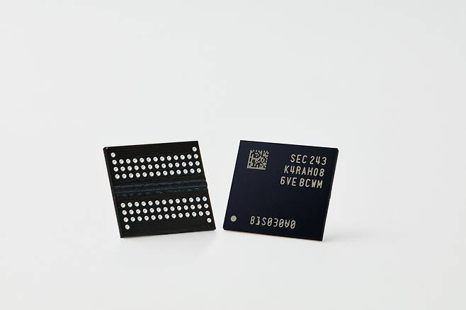 Samsung Electronics' 12nm-Class DDR5 DRAM. / Photo courtesy of Samsung Electronics