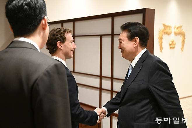 윤석열 대통령이 29일 오전 서울 용산 대통령실에서 마크 저커버그 메타社 CEO 를 접견하고 있다. 대통령실 제공