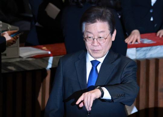 이재명 더불어민주당 대표가 29일 국회에서 열린 본회의에서 투표를 마치고 자리로 향하고 있다.<연합뉴스>