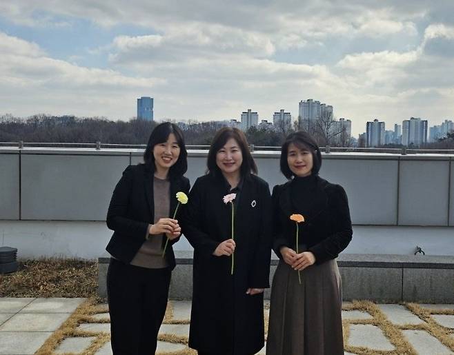 수원지검 여성아동범죄조사부 최나영 부장검사(가운데)와 김인선 검사(왼쪽), 박정애 수사관(오른쪽)이 수원지검 5층 외부 정원에서 기념사진을 촬영한 모습./사진=최나영 부장검사 제공,연합뉴스