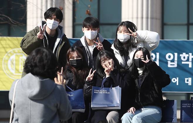 27일 오전 서울 동대문구 한국외대에서 2023학년도 입학식을 마친 신입생들이 사진을 찍고 있다. 2023.2.27.(ⓒ뉴스1, 무단 전재-재배포 금지)