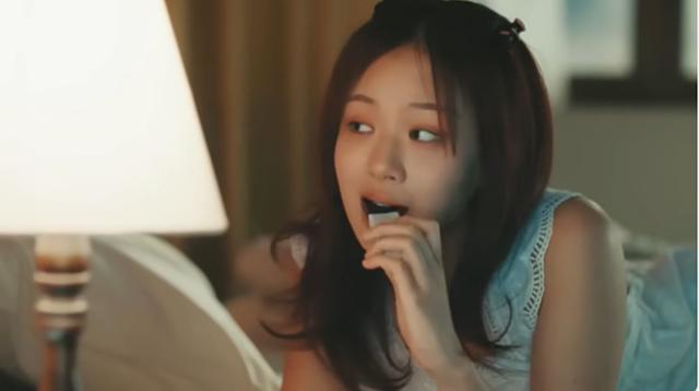 '밤양갱' 뮤직비디오에서 비비가 양갱을 먹고 있다. 뮤직비디오 영상 캡처