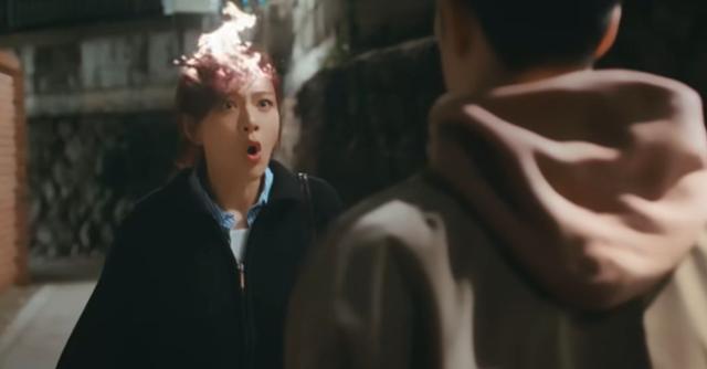 '밤양갱' 뮤직비디오에서 "바라는 게 너무 많다"는 남자친구의 말을 듣고 화를 내고 있다. 뮤직비디오 영상 캡처
