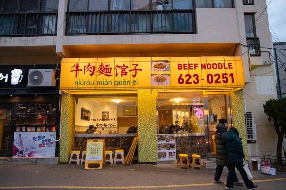 남천동 주택가에 자리한 대만 우육면 전문 식당 뉴러우멘관즈. 타이베이의 식당을 옮겨놓은 것 같다. 최승표 기자