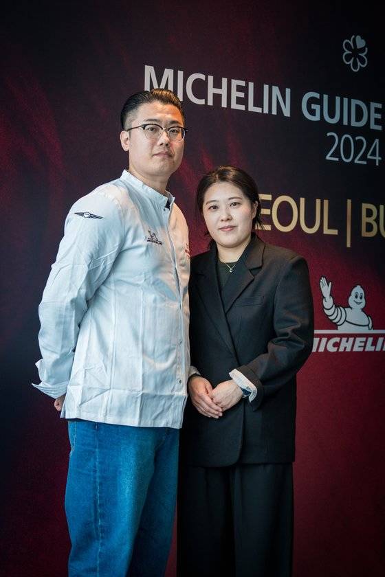 1스타 레스토랑에 선정된 '피오또'의 이동호(34), 김지혜(32) 셰프 부부. '피오또'는 '그린 스타(지속가능한 미식' 부문도 동시 수상했다. 백종현 기자