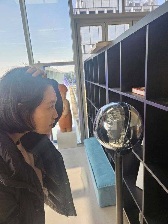 지난 27일 서울 마포구의 한 카페에서 홍채 인증을 직접 해봤다. 동그랗게 생긴 기계 오브를 5~10초 간 쳐다보면 홍채 인증이 완료됐다. 몇 차례 실패하자 직원이 ″앞머리를 올려주세요″ ″눈을 크게 떠주세요″라고 안내했다. 다만 해당 카페는 앞으로 홍채 인증 서비스를 제공하지 않기로 했다. 신혜연 기자