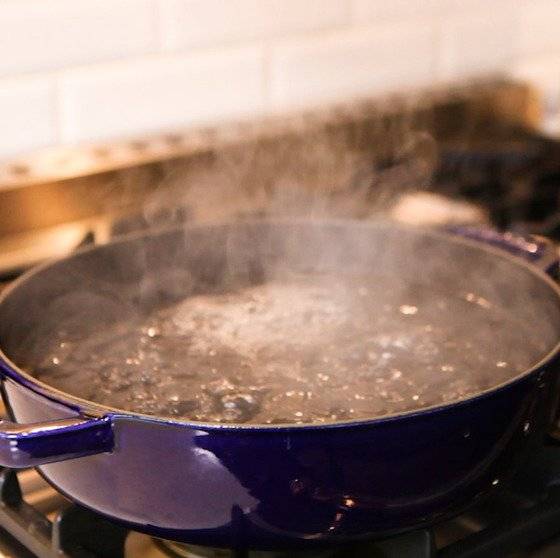 냄비에서 물을 끓이는 모습. 중앙포토