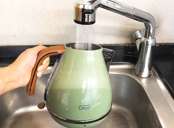 커피포트에 수돗물을 담는 모습. 중앙포토