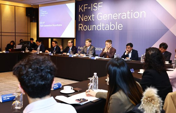 29일 서울 중구 웨스틴조선호텔에서 열린 'KF-ISF 펠로 라운드테이블'에서 참석자들이 토론하는 모습. 김종호 기자.