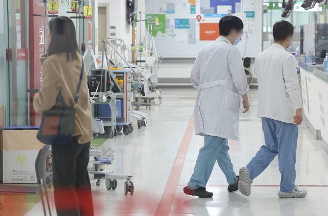 ▲ 전공의 집단이탈 열흘째, 정부가 제안한 복귀 시한 마지막 날인 29일 대구 한 대학병원 응급실에서 의료진이 이동하고 있다. 연합뉴스