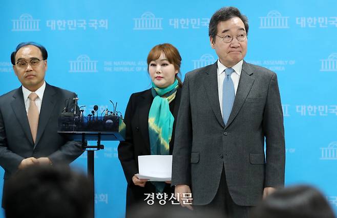 이낙연 새로운미래 공동대표(오른쪽)가 29일 국회에서 제8차 영입 인재인 성악가 조우종(가운데)씨와 문재웅 세종대 교수를 소개하고 있다. 박민규 선임기자