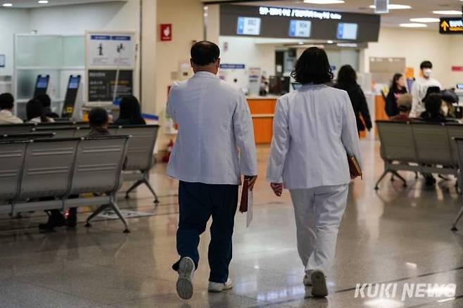 서울 시내 한 병원에서 의료진이 이동하고 있다. 사진=임형택 기자