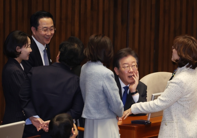 이재명 더불어민주당  대표가 29일 국회에서 열린 본회의에서 동료 의원들과 대화하고 있다. 연합뉴스