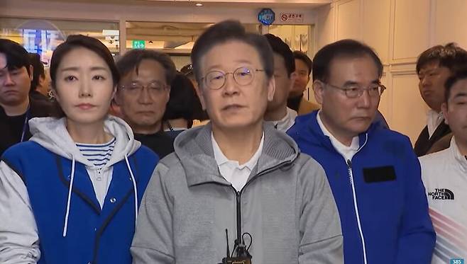 ▲이재명 더불어민주당 대표가 28일 오후 서대문구 홍제동 휘트니스센터에서 열린 직장인간담회 참석 뒤 백브리핑에서 언론을 향해 국민의힘에겐 조용한 공천이라 하면서 민주당에만 사실과 다른 엉터리 왜곡보도를 한다고 말하고 있다. 사진=SBS 영상 갈무리