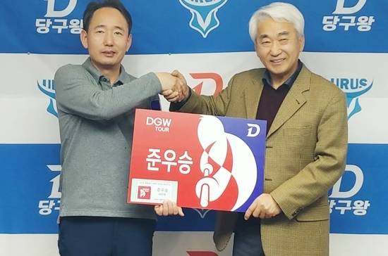 쉐빌로뜨DGW파이널챔피언십 준우승 박종화가 대회 후원사인 쉐빌로뜨 강인용 회장과 포즈를 취하고 있다. (사진=당구왕)