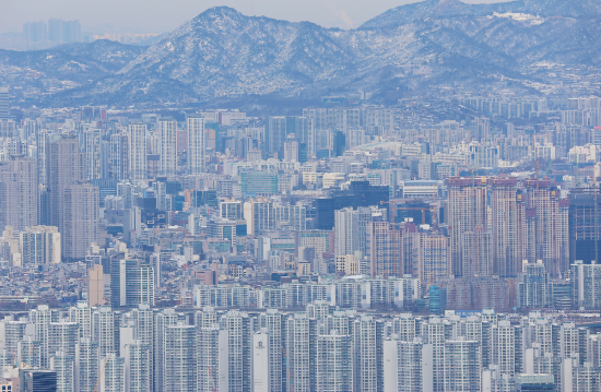 23일 경기도 광주시 남한산성에서 바라본 서울 아파트 단지 모습. (출처=연합뉴스)