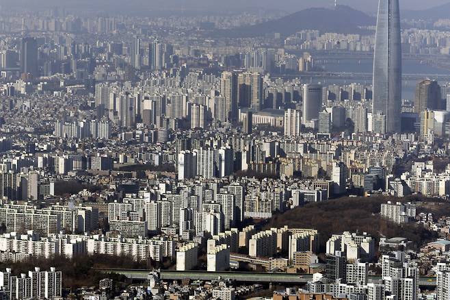 경기도 광주시 남한산성에 본 서울의 아파트 단지 모습. [연합]