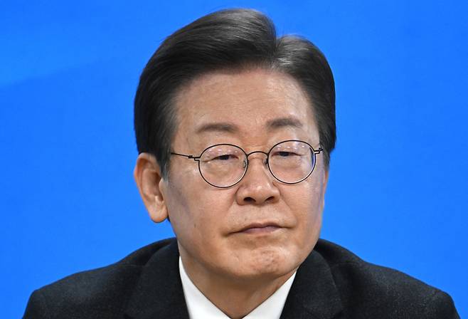 이재명 더불어민주당 대표가 지난 23일 서울 여의도 중앙당사에서 열린 최고위원회의에 참석한 가운데 회의 중 생각에 잠겨 있다. 임세준 기자