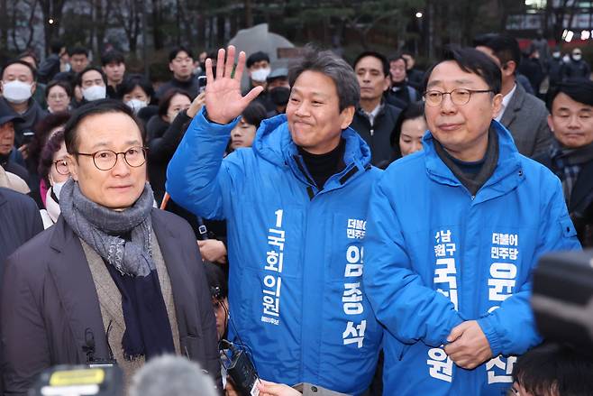 더불어민주당의 전략지역구인 서울 중·성동갑에서 공천 배제된 임종석 전 청와대 비서실장이 28일 오후 서울 성동구 왕십리역 광장에서 지지자들과 인사하고 있다. 이날 임 전 실장은 당 지도부에 서울 중·성동갑에 자신을 컷오프하고 전현희 전 국민권익위원장을 전략공천 한 결정을 재고해달라고 촉구했다. 왼쪽부터 더불어민주당 친문 핵심 인사들인 홍영표 의원, 임종석 전 실장, 윤영찬 의원. [연합]