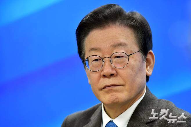 더불어민주당 이재명 대표가 28일 서울 여의도 중앙당사에서 열린 최고위원회의에서 생각에 잠겨있다. 윤창원 기자