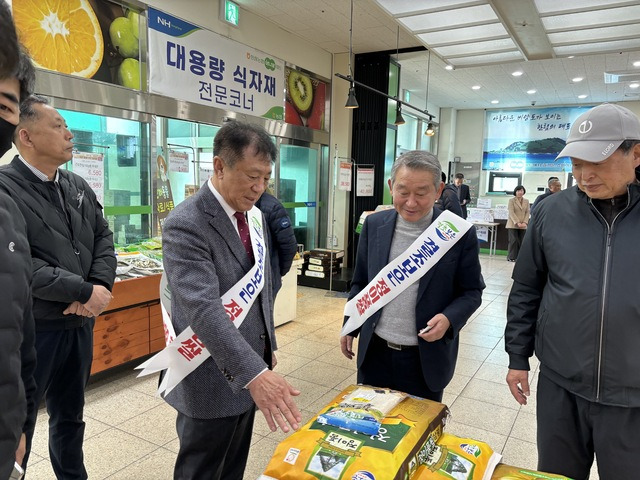 서정만 충북 보은농협 조합장(왼쪽 두번째)이 차성준 제주 한림농협 조합장(〃 세번째)에게 ‘결초보은 정이품쌀’의 우수성에 대해 설명하고 있다.