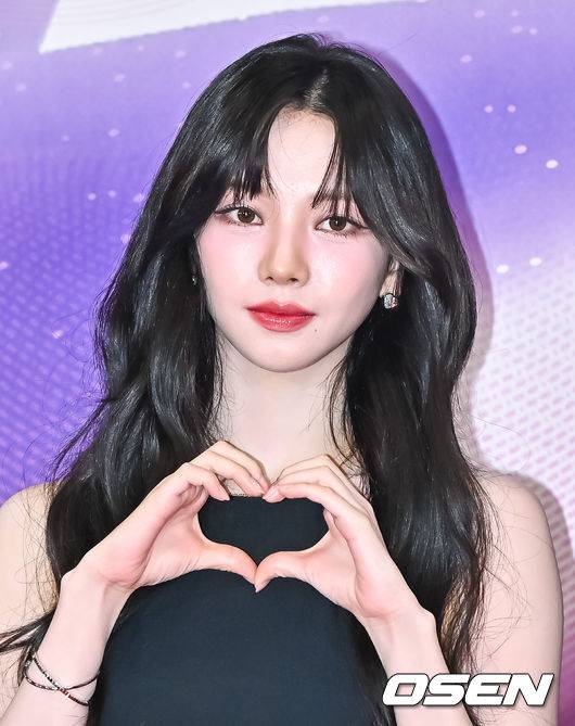 [OSEN=박준형 기자] 5일 오후 서울 여의도 KBS 신관홀에서 '2023 뮤직뱅크 글로벌 페스티벌' 레드카펫 행사가 진행됐다. 이날 행사에 그룹 아이브와 원어스, 크래비티, 싸이커스, 하이키, 판타지보이즈, 라이즈, 제로베이스원, 엑스디너리 히어로즈, 영케이, 에스파, 프로미스나인, 투모로우바이투게더, 오마이걸 아린, 선미가 참석했다.그룹 에스파 카리나가 포즈를 취하고 있다.    2023.12.05  / soul1014@osen.co.kr