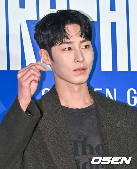 [OSEN=박준형 기자] 19일 오후 서울 성수동 쎈느에서 브랜드 '골든구스(Golden Goose) 마라톤 팝업 오픈 기념 행사가 진행됐다.이날 셀럽으로 참석한 배우 이재욱이 포즈를 취하고 있다 2023.09.19 / soul1014@osen.co.kr