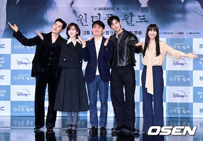 [OSEN=지형준 기자] 29일 오후 서울 상암동 MBC 골든마우스홀에서 새 금토드라마 ‘원더풀 월드’ 제작발표회가 열렸다.‘원더풀 월드는&nbsp;아들을 죽인 살인범을 직접 처단한 은수현(김남주 분)이 그날에 얽힌 미스터리한 비밀을 파헤쳐 가는 휴먼 미스터리 드라마.배우 김강우, 김남주, 이승영 감독, 차은우, 임세미가 포토타임을 하고 있다. 2024.02.29 /jpnews@osen.co.kr