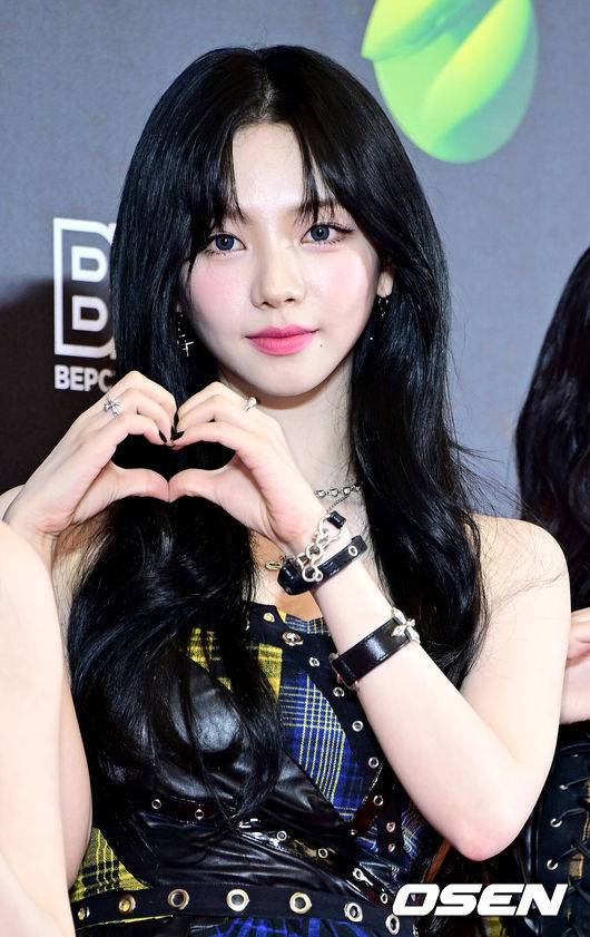 [OSEN=최규한 기자] 18일 오후 서울 동대문 DDP에서 ‘한터뮤직어워즈 2023’ 레드카펫 행사가 열렸다.걸그룹 에스파 카리나가 포즈를 취하고 있다. 2024.02.18 / dreamer@osen.co.kr
