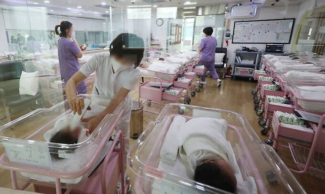 분기 출산율이 처음으로 0.6명대로 떨어지며 저출산 현상이 이어지고 있는 가운데 28일 서울 시내 한 산후조리원 신생아실에서 간호사 등 관계자들이 신생아들을 돌보고 있다. 연합뉴스